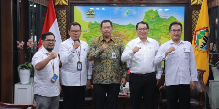 Pj Gubernur Jateng Nana Sudjana berfoto bersama jajaran BPS Jateng di Kantor Gubernur Jateng, Kamis (8/11/2023).