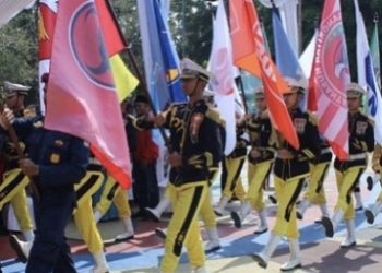 Sejumlah pembawa bendera partai berjajar saat mengikuti kirap pemilu yang digelar KPU RI di Jateng, beberapa waktu lalu. (dok. Panduga)