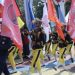 Sejumlah pembawa bendera partai berjajar saat mengikuti kirap pemilu yang digelar KPU RI di Jateng, beberapa waktu lalu. (dok. Panduga)