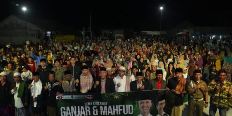 Ratusan peserta mengikuti doa bersama untuk Ganjar-Mahfud di Pesantren Nurul Huda, Kabupaten Sukabumi, Rabu (8/11/2023) malam. (Dok Ponpes Nurul Huda)