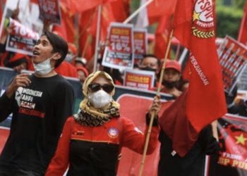 Sejumlah buruh melakukan aksi di depan Kantor Gubernur Jateng beberapa waktu lalu. (dok. Panduga)