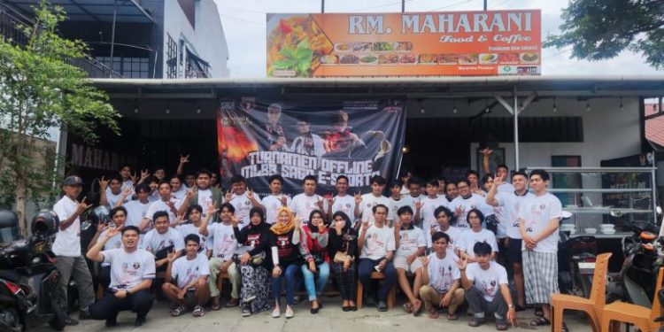 Sejumlah peserta Turnamen Mobile Legends Saga E-Sports berfoto bersama, beberapa waktu lalu. (Dok Sahabat Ganjar)