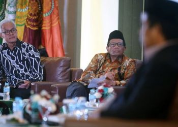 Ganjar Pranowo dan Mahfud MD saat bertemu dengan Sekretaris Umum Pimpinan Pusat Muhammadiyah Abdul Muti, di Jakarta, Kamis (23/11/2023). (Dok Relawan Ganjar)