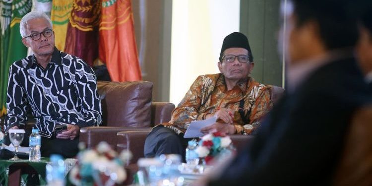 Ganjar Pranowo dan Mahfud MD saat bertemu dengan Sekretaris Umum Pimpinan Pusat Muhammadiyah Abdul Muti, di Jakarta, Kamis (23/11/2023). (Dok Relawan Ganjar)