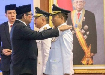 Pj Gubernur Jateng Nana Sudjana saat melantik Pj Bupati Cilacap, Awaluddin Muuri dan Bupati Karanganyar di Kompleks Pemprov Jateng, Senin (20/11/2023). (Dok Pemprov Jateng)