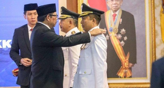 Pj Gubernur Jateng Nana Sudjana saat melantik Pj Bupati Cilacap, Awaluddin Muuri dan Bupati Karanganyar di Kompleks Pemprov Jateng, Senin (20/11/2023). (Dok Pemprov Jateng)
