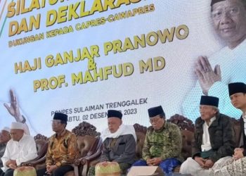 Mahfud MD saat menemui sejumlah ulama “Mataraman” (kawasan timur Jatim) di Ponpes Sulaiman, Desa Sukorejo, Kecamatan Gandusari, Trenggalek, Jatim, Sabtu (2/12/2023). (dok. Istimewa)