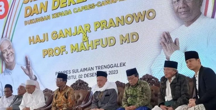 Mahfud MD saat menemui sejumlah ulama “Mataraman” (kawasan timur Jatim) di Ponpes Sulaiman, Desa Sukorejo, Kecamatan Gandusari, Trenggalek, Jatim, Sabtu (2/12/2023). (dok. Istimewa)