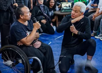 Ganjar Pranowo saat berdialog dengan seorang berkebutuhan khusus di Mataram, Minggu (3/12/2023). (Dok Relawan Ganjar)