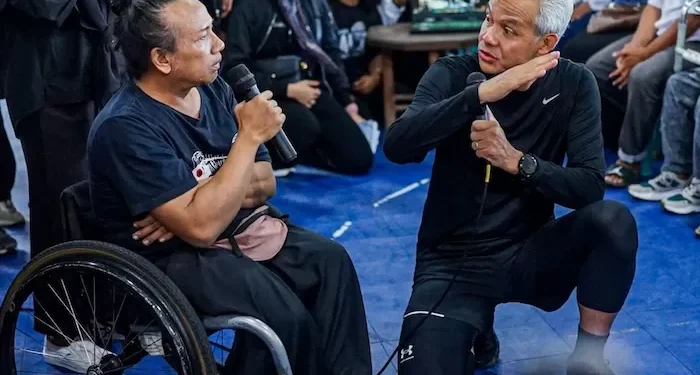 Ganjar Pranowo saat berdialog dengan seorang berkebutuhan khusus di Mataram, Minggu (3/12/2023). (Dok Relawan Ganjar)