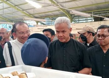 Ganjar Pranowo saat berkunjung ke Pabrik Rokok Mitra Produksi Sigaret (MPS) PT HM Sampoerna di Jalan Ahmad Yani nomor 234 Ring Road Selatan, Mutihan, Wirokerten, Banguntapan, Kabupaten Bantul, Kamis (21/12/2023). (Dok Relawan Ganjar)