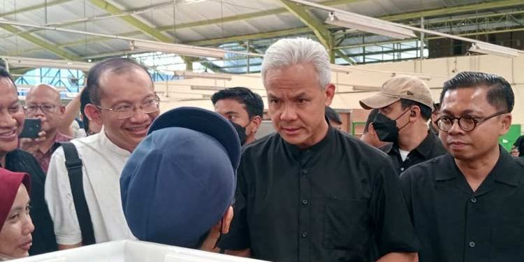 Ganjar Pranowo saat berkunjung ke Pabrik Rokok Mitra Produksi Sigaret (MPS) PT HM Sampoerna di Jalan Ahmad Yani nomor 234 Ring Road Selatan, Mutihan, Wirokerten, Banguntapan, Kabupaten Bantul, Kamis (21/12/2023). (Dok Relawan Ganjar)