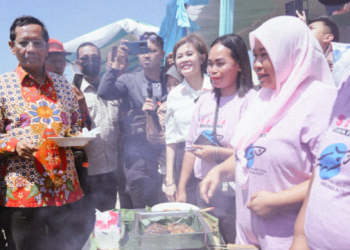 Mahfud MD yang juga Cawapres nomor urut 3 makan siang bareng kelompok nelayan yang tergabung dalam Rumah Demokrasi Nelayan (Raden), di Marunda, Cilincing, Jakarta Utara, Kamis (21/12/2023). (Dok tim Mahfud)