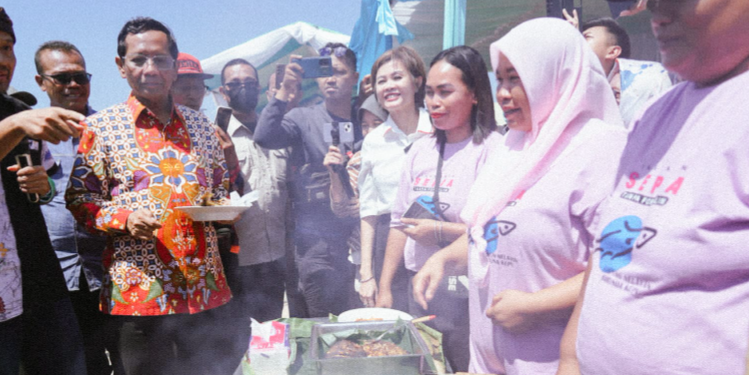Mahfud MD yang juga Cawapres nomor urut 3 makan siang bareng kelompok nelayan yang tergabung dalam Rumah Demokrasi Nelayan (Raden), di Marunda, Cilincing, Jakarta Utara, Kamis (21/12/2023). (Dok tim Mahfud)