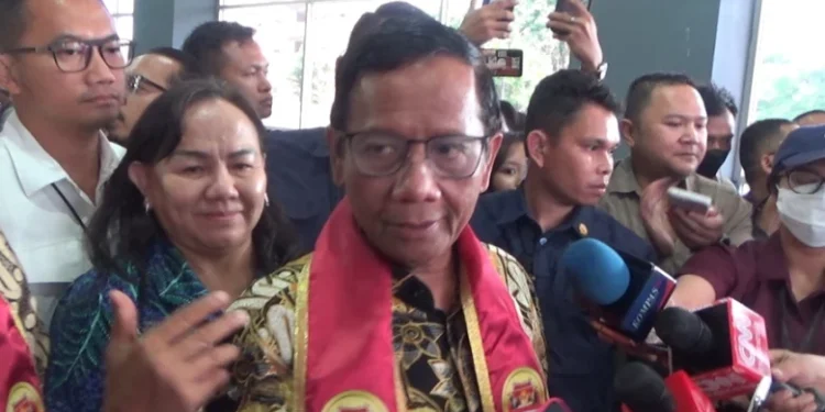 Mahfud MD usai menghadiri seminar kebangsaan di Universitas Buddi Dharma Tangerang, Banten, Rabu (29/11/2023). (Dok Relawan Ganjar)