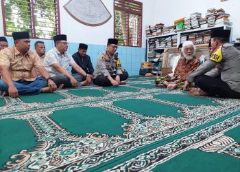Abuya Muhtadi saat dikunjungi pihak kepolisian di kediaman yang terletak di Cidahu Banten, Jumat (8/12/2023). (dok. Twitter @MurtadhaOne1)