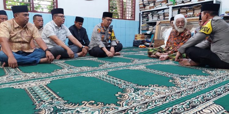 Abuya Muhtadi saat dikunjungi pihak kepolisian di kediaman yang terletak di Cidahu Banten, Jumat (8/12/2023). (dok. Twitter @MurtadhaOne1)