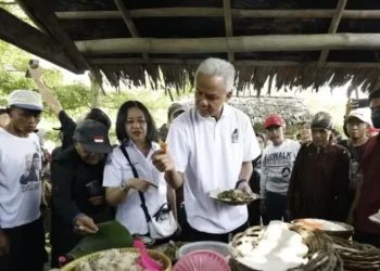 Ganjar Pranowo saat berkunjung ke Pasar Kumandang dalam rangka mendengarkan aspirasi masyarakat setempat, Senin (18/12/2023). (Dok Relawan Ganjar)