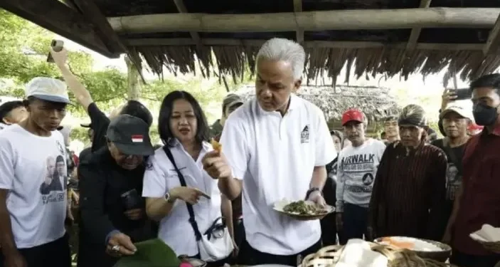 Ganjar Pranowo saat berkunjung ke Pasar Kumandang dalam rangka mendengarkan aspirasi masyarakat setempat, Senin (18/12/2023). (Dok Relawan Ganjar)