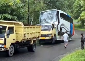 Tangkapan layar video truk gendong bus yang viral di media sosial. (dok. Panduga)