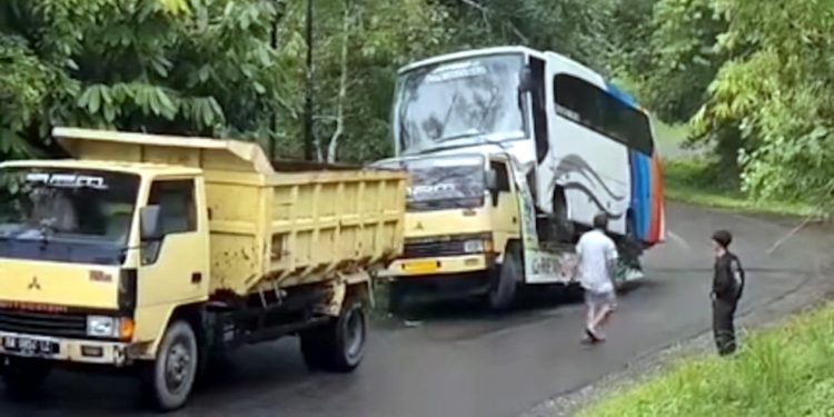 Tangkapan layar video truk gendong bus yang viral di media sosial. (dok. Panduga)