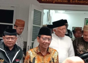 Mahfud MD usai berkunjung ke Makam Abdurrahman Wahid atau Gus Dur di Jombang Jatim, Senin (4/12/2023) (dok. Istimewa)