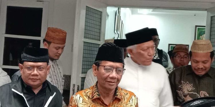 Mahfud MD usai berkunjung ke Makam Abdurrahman Wahid atau Gus Dur di Jombang Jatim, Senin (4/12/2023) (dok. Istimewa)