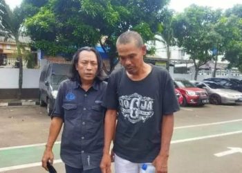 Muhyani (kanan) seorang penjaga kadang kambing yang ditetapkan menjadi tersangka lantaran membela diri dari pencuri.