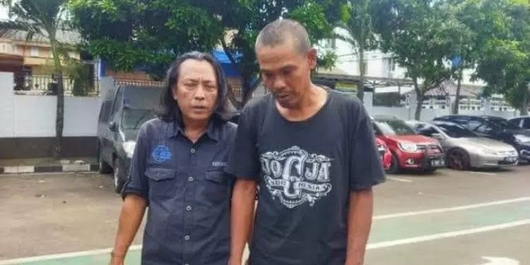 Muhyani (kanan) seorang penjaga kadang kambing yang ditetapkan menjadi tersangka lantaran membela diri dari pencuri.