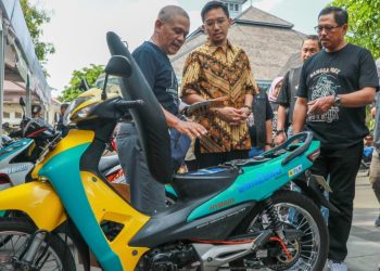 Pj Gubernur Jateng, Nana Sudjana pada Kegiatan Festival Motor Listrik 2023 di Kota Surakarta, Minggu (3/12/2023). (Dok Pemprov Jateng)