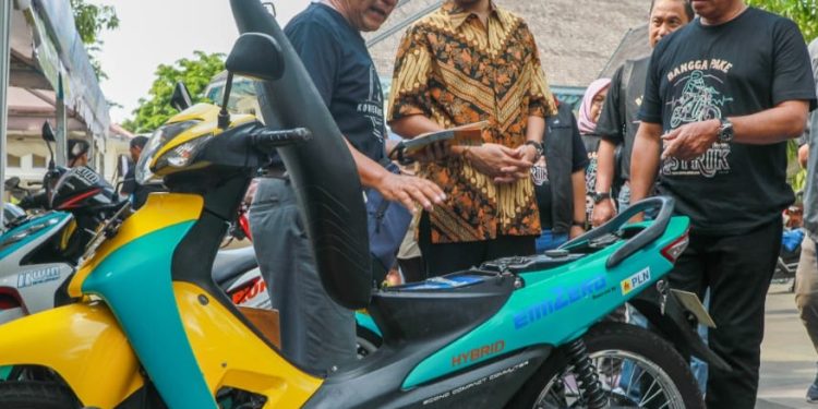 Pj Gubernur Jateng, Nana Sudjana pada Kegiatan Festival Motor Listrik 2023 di Kota Surakarta, Minggu (3/12/2023). (Dok Pemprov Jateng)