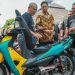 Pj Gubernur Jateng, Nana Sudjana pada Kegiatan Festival Motor Listrik 2023 di Kota Surakarta, Minggu (3/12/2023). (Dok Pemprov Jateng)