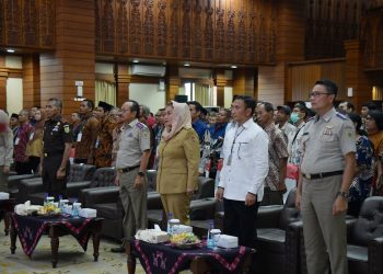 Wali Kota Semarang, Hevearita Gunaryanti Rahayu saat menghadiri kegiatan Penyerahan Sertifikat Tanah dan Peluncuran Sertifikat Tanah Elektronik di Balai Kota Semarang, Senin (4/12/2023). (dok. Panduga)