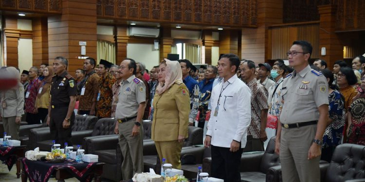Wali Kota Semarang, Hevearita Gunaryanti Rahayu saat menghadiri kegiatan Penyerahan Sertifikat Tanah dan Peluncuran Sertifikat Tanah Elektronik di Balai Kota Semarang, Senin (4/12/2023). (dok. Panduga)