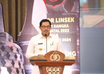 Pj Gubernur Jateng Nana Sudjana saat mengikuti Rapat Koordinasi Lintas Sektoral dalam rangka Kesiapan Pengamanan Natal 2023 dan Tahun Baru 2024 di Hotel Atria, Kota Magelang, Senin (18/12/2023). (Dok Pemprov Jateng)