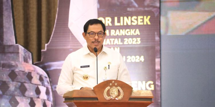 Pj Gubernur Jateng Nana Sudjana saat mengikuti Rapat Koordinasi Lintas Sektoral dalam rangka Kesiapan Pengamanan Natal 2023 dan Tahun Baru 2024 di Hotel Atria, Kota Magelang, Senin (18/12/2023). (Dok Pemprov Jateng)