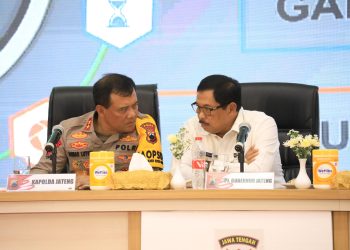 Kapolda Jateng, Irjen Pol Ahmad Luthfi bersama Pj Gubernur Jateng Nana Sudjana saat mengikuti rakor pengamanan Nataru di Kota Magelang, Senin (18/12/2023). (dok. istimewa)