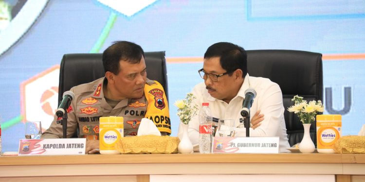 Kapolda Jateng, Irjen Pol Ahmad Luthfi bersama Pj Gubernur Jateng Nana Sudjana saat mengikuti rakor pengamanan Nataru di Kota Magelang, Senin (18/12/2023). (dok. istimewa)