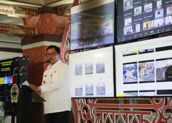 Pj Gubernur Jateng Nana Sudjana saat melakukan peninjauan di posko terpadu yang ada di Kantor Gubernur Jateng beberapa waktu lalu. (Dok Pemprov Jateng)
