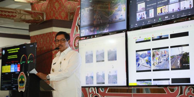 Pj Gubernur Jateng Nana Sudjana saat melakukan peninjauan di posko terpadu yang ada di Kantor Gubernur Jateng beberapa waktu lalu. (Dok Pemprov Jateng)