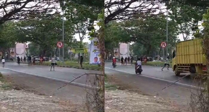 Tangkapan layar video viral kawanan remaja hadang truk di Jembatan Suramadu. (dok. @wecarebangkalanmadura)
