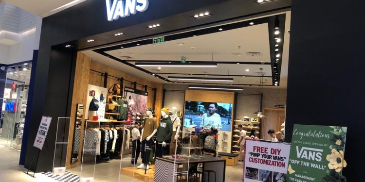 Vans membuka gerai resmi di The Park Mall Semarang, Jumat (15/12/2023). (dok. Panduga)