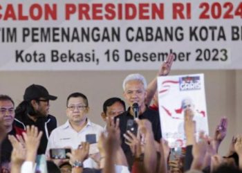 Ganjar Pranowo saat berkunjung ke Pasar Jatiasih di Kota Bekasi, Jawa Barat, Sabtu, (16/12/2023) lalu. (Dok Relawan Ganjar)