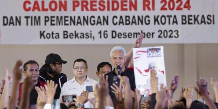 Ganjar Pranowo saat berkunjung ke Pasar Jatiasih di Kota Bekasi, Jawa Barat, Sabtu, (16/12/2023) lalu. (Dok Relawan Ganjar)