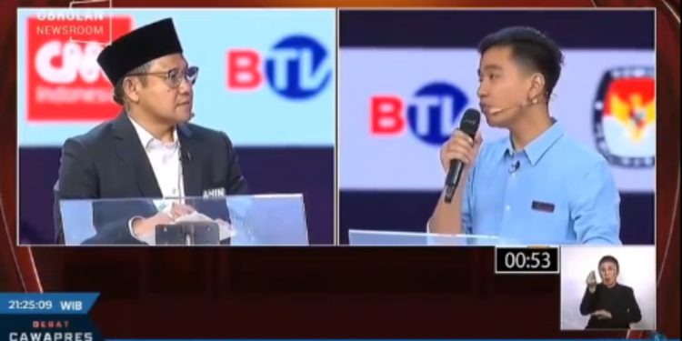 Momentum saat Gibran dan Cak Imin saling bertanya di debat cawapres, Jumat (22/12/2023). (dok. Panduga)