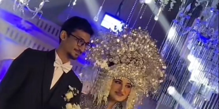 Tangkapan layar dua mempelai pengantin dalam video pernikahan viral. (dok. Panduga)