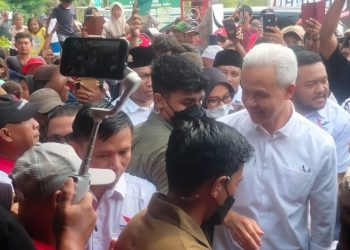 Ganjar Pranowo, disambut meriah warga saat menyambangi rumah Djiauw Kie Siong di Dusun Bojong, Rengasdengklok, Kabupaten Karawang, Jawa Barat, Jumat (15/12/2023). (Dok Relawan Ganjar)