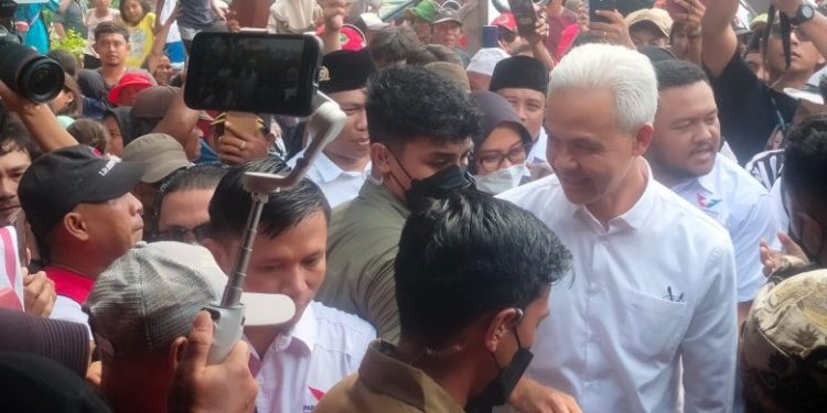 Ganjar Pranowo, disambut meriah warga saat menyambangi rumah Djiauw Kie Siong di Dusun Bojong, Rengasdengklok, Kabupaten Karawang, Jawa Barat, Jumat (15/12/2023). (Dok Relawan Ganjar)