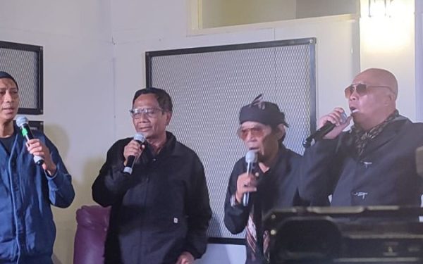 Mahfud MD saat berkunjung ke Bandung, Sabtu (9/12/2023). (Dok Tim Mahfud)