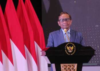 Mahfud MD saat menghadiri dialog kebangsaan bersama pelajar dan mahasiswa Indonesia se-Malaysia di The Ritz Carlton Malaysia, Jumat (8/12/2023). (Tim media Mahfud)